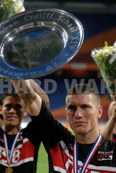 Nick Van Der Velden saat mengangkat trofi juara Piala Super Belanda pada tahun 2009. Copyright: richardwareham.photodeck.com