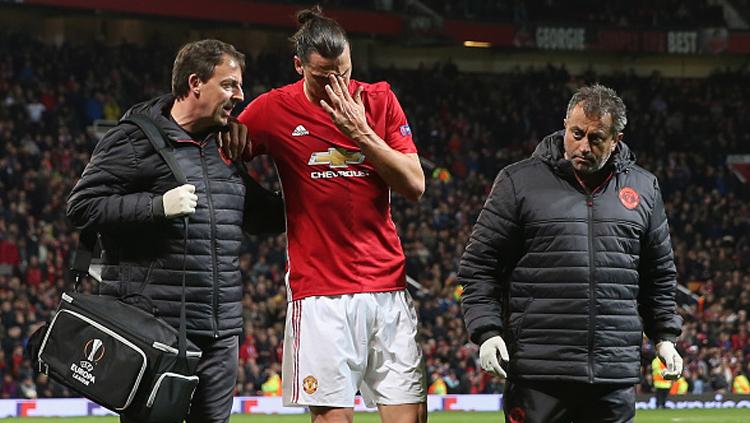 Zlatan Ibrahimovic ditandu keluar usai lamai cedera. Copyright: John Peters/Man Utd via Getty Images