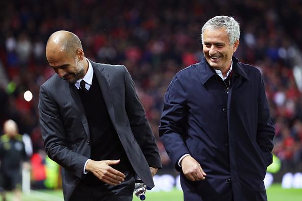 Pelatih Man United, Jose Mourinho (kanan) dan pelatih Man City, Pep Guardiola. Copyright: Michael Steele/Getty Images