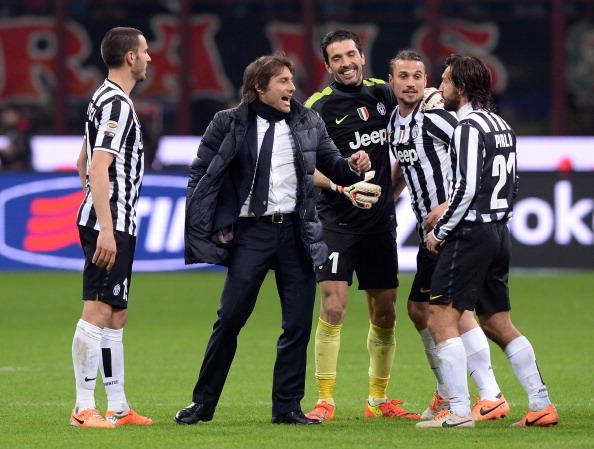 Antonio Conte (kedua dari kiri) saat masih melatih Juventus. Copyright: Claudio Villa/Getty Images