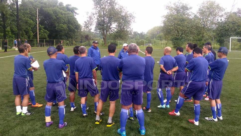 Instruktur pelatih dari AFC, Vincent Subramaniam memberikan materi di lapangan NYTC Sawangan Depok. - INDOSPORT