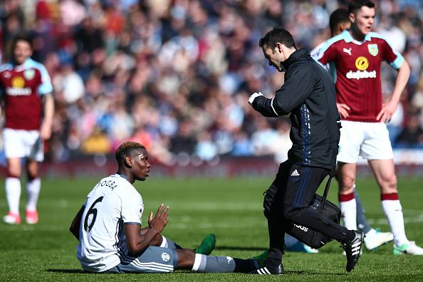 Paul Pogba yang harus ditarik keluar saat melawan Burnley di penghujung babak kedua. Copyright: Robbie Jay Barratt - AMA / Contributor / Getty Images