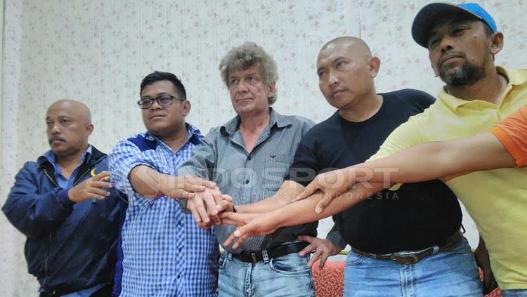 Stefan Hansson (tengah) saat diperkenalkan manajemen Persema Malang. - INDOSPORT