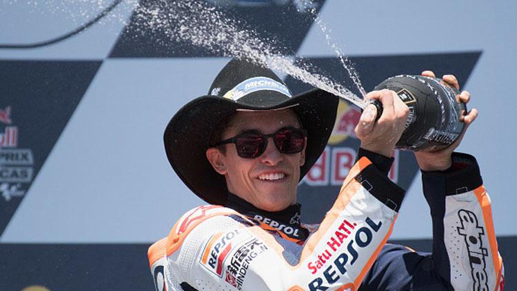 Pembalap Repsol Honda, Marc Marquez merayakan kemenangannya di MotoGP Amerika Serikat. - INDOSPORT