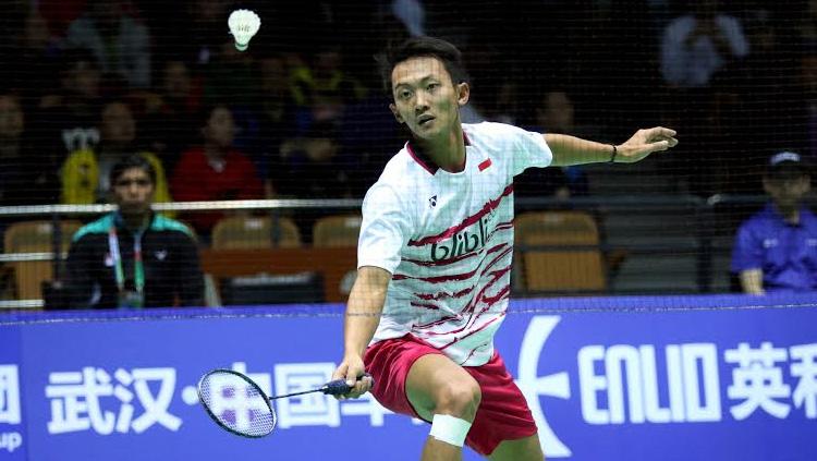 Ihsan%20Maulana%20Mustofa%20tengah%20mengembalikan%20shuttlecock%20di%20ajang%20Asia%20Championships%202017.