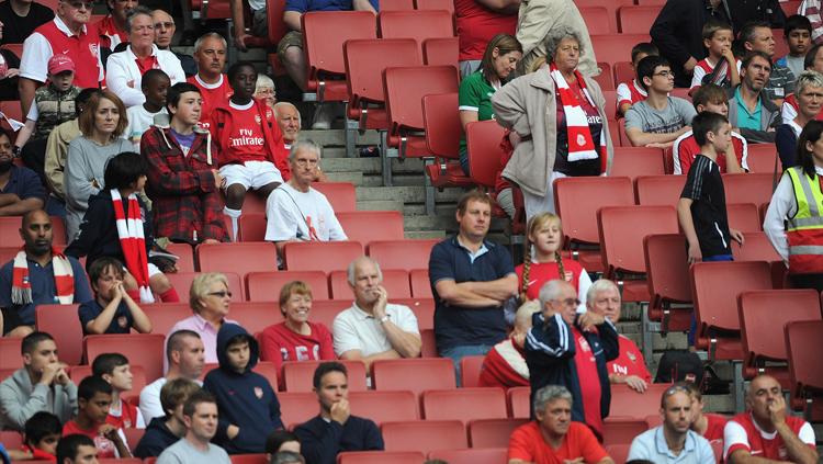 Emirates Stadium mulai ditinggal oleh suporter Arsenal meski lawan yang dihadapi adalah sang jawara Liga Inggris. Copyright: independent