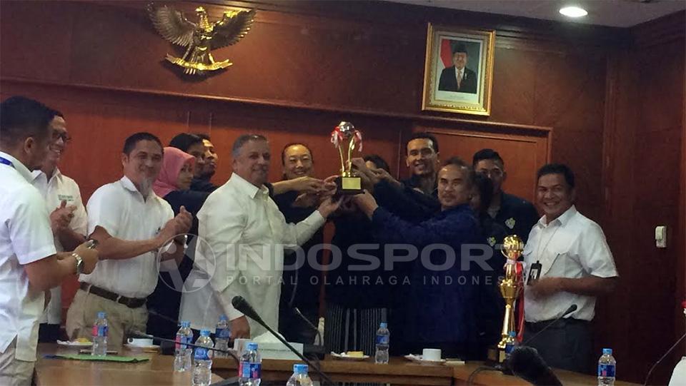 Suasana sambutan yang diberikan kepada Jakarta Elektrik PLN. - INDOSPORT
