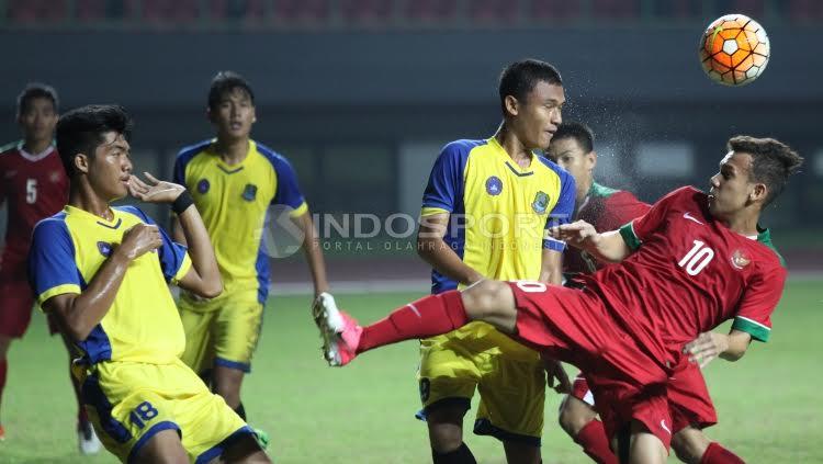 Pemain Timnas U-19 saat berduel perebutan bola dengan para pemain Patriot Candrabhaga FC.