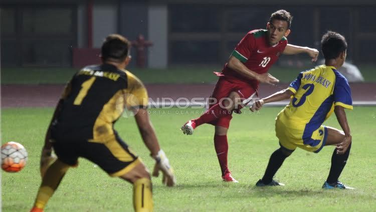Pemain Timnas U-19 saat berduel perebutan bola dengan para pemain Patriot Candrabhaga FC.