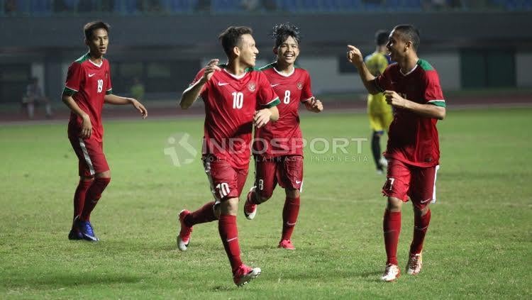 Timnas U-19 Kalahkan Patriot FC Copyright: Herry Ibrahim/Indosport
