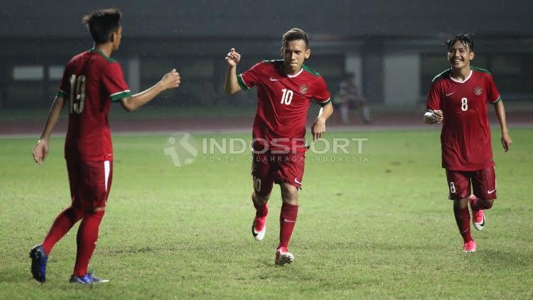 Timnas U-19 Kalahkan Patriot FC Copyright: Herry Ibrahim/Indosport