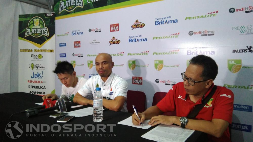 Pelatih Aspac, Antonius Ferry Rinaldo saat konferensi pers usai laga melawan Pelita Jaya, Kamis (27/04/17). Copyright: Muhammad Ginanjar/INDOSPORT