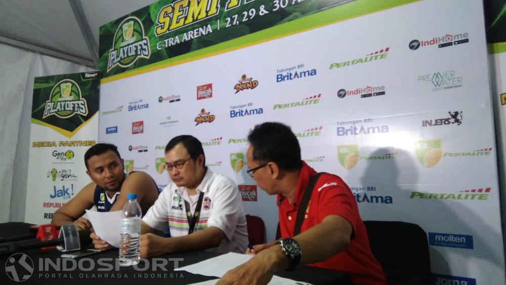 Pelatih Pelita Jaya, Johanis Winar saat konferensi pers usai laga melawan Aspac, Kamis (27/04/17). Copyright: Muhammad Ginanjar/INDOSPORT