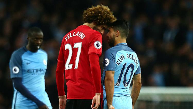 Marouane Fellaini terlihat menanduk Sergio Aguero dalam Derby Manchester.