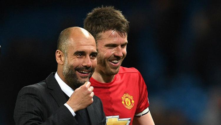 Pep Guardiola dan Michael Carrick. Copyright: Laurence Griffiths/Getty Images