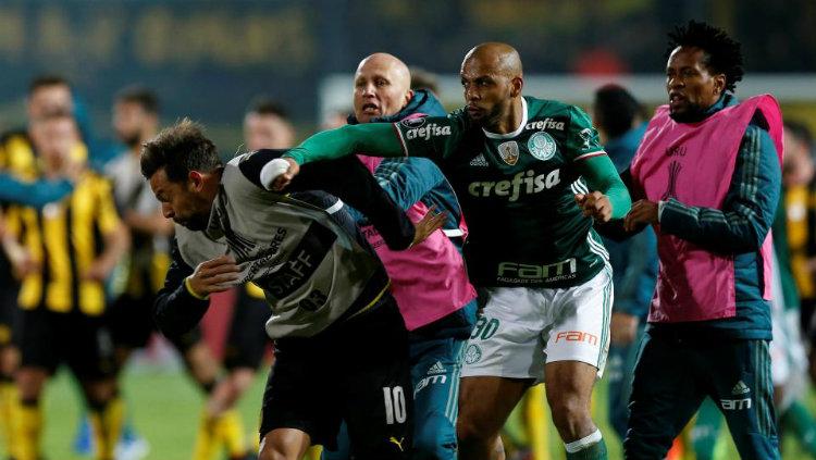 Pemain%20Palmeiras%2C%20Felipe%20Melo%20terlibat%20baku%20hantam%20ketika%20berlaga%20melawan%20Penarol%20di%20Copa%20Libertadores.
