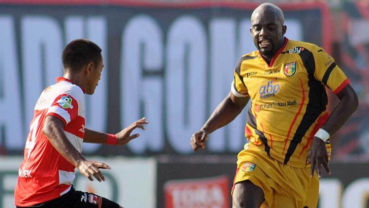 Aksi Mohamed Sissoko berusaha melewati pemain Madura United di Stadion Gelora Ratu Pamelingan Kab. Pamekasan.