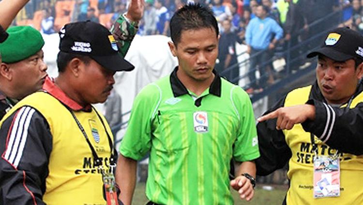 Wasit Iwan Sukoco kembali menjadi sorotan usai memimpin pertandingan pekan ke-8 Liga 1 2019 antara Barito Putera vs Bali United, Minggu (14/07/19). - INDOSPORT