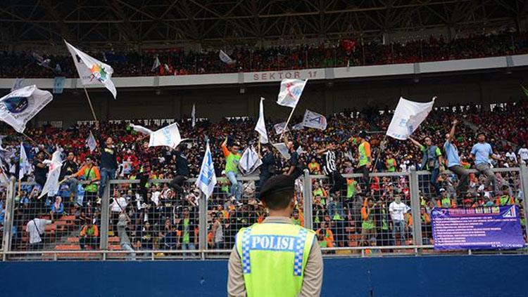 Ratusan ribu buruh Indonesia di Stadion Gelora Bung Karno, Senayan, Jakarta.