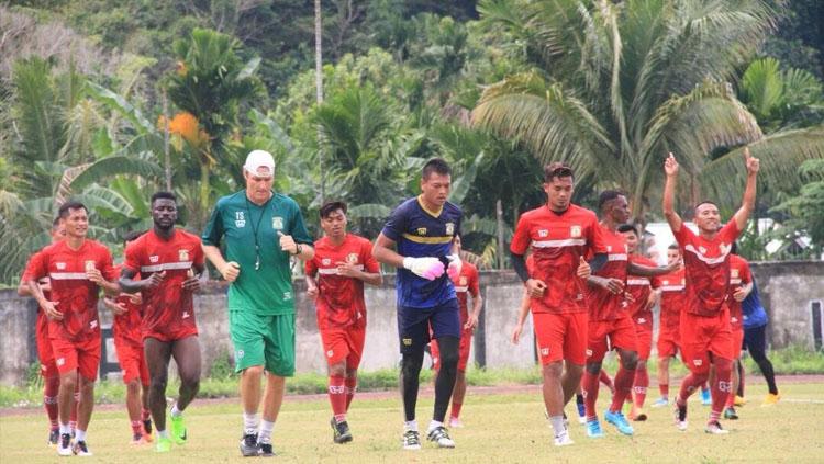 Timo Scheunemann saat memimpin anak asuhnya berlatih jelang hadapi Arema FC. Copyright: Teddy Rumengan/INDOSPORT