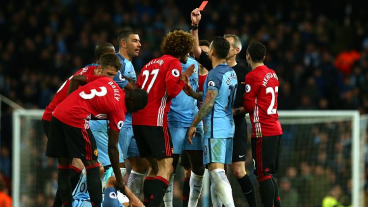 Marouane Fellaini diganjar kartu merah dalam Derby Manchester. - INDOSPORT