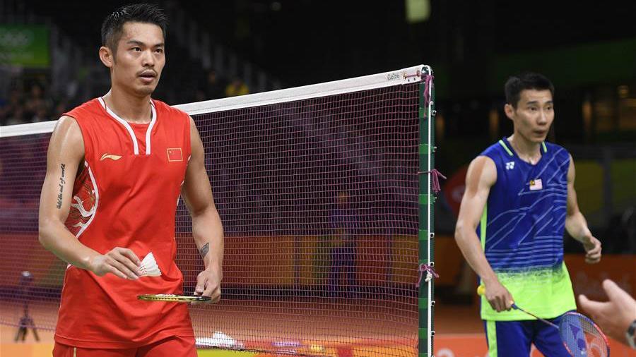 Lee Chong Wei bertanding melawan Lin Dan pada tahun 2017.