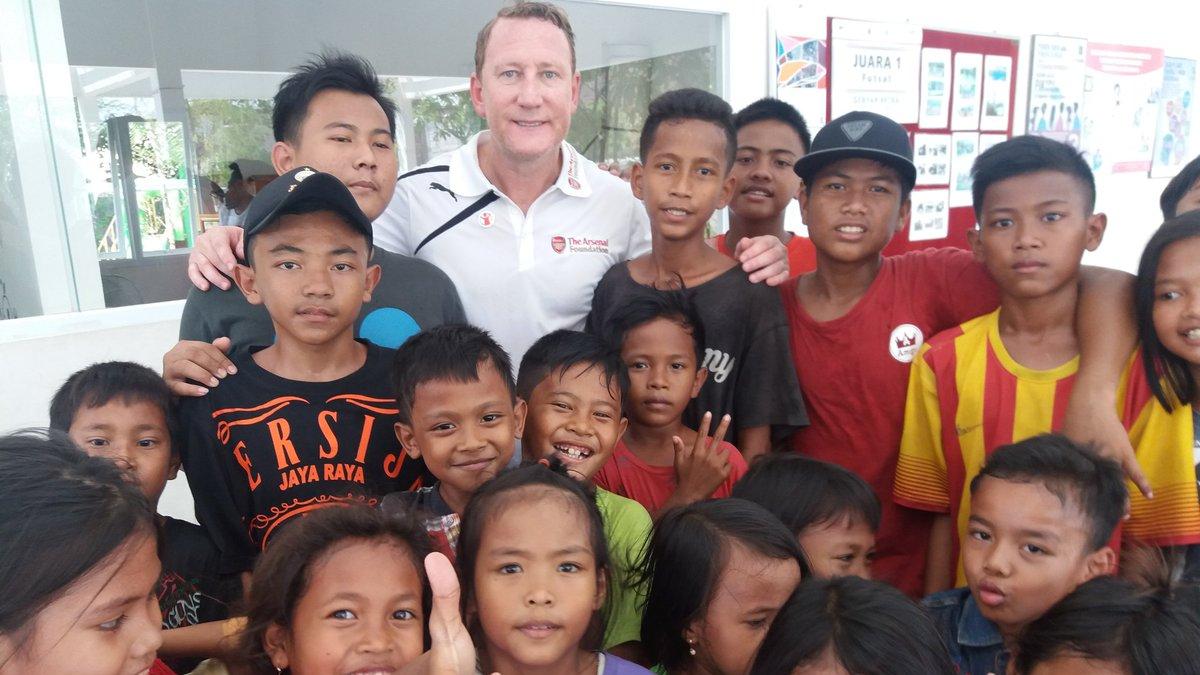 Ray%20Parlour%20%28kaus%20putih%29%20bersama%20dengan%20anak-anak%20Yayasan%20Sayangi%20Tunas%20Cilik.