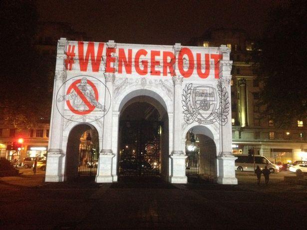 Lampu sorot Wenger Out juga terpampang di gapura Marble Arch, London. Copyright: Mirror