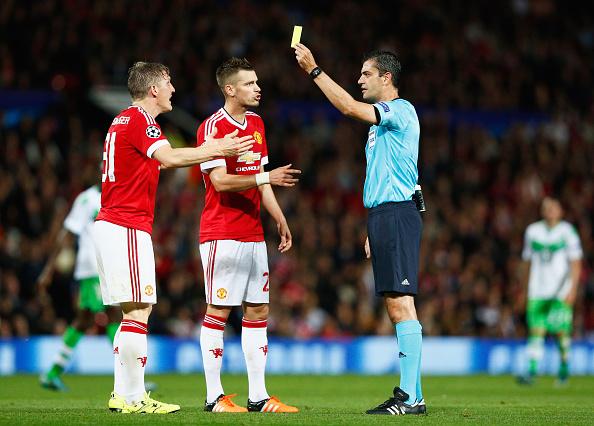 Bastian Schweinsteiger dan Morgan Schneiderlin dalam laga melawan Wolfsburg. Copyright: Dean Mouhtaropoulos/Getty Images