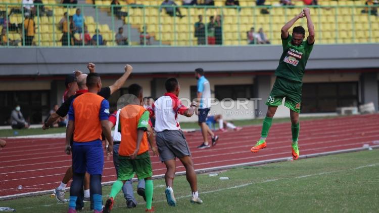 Selebrasi gol dari Elio