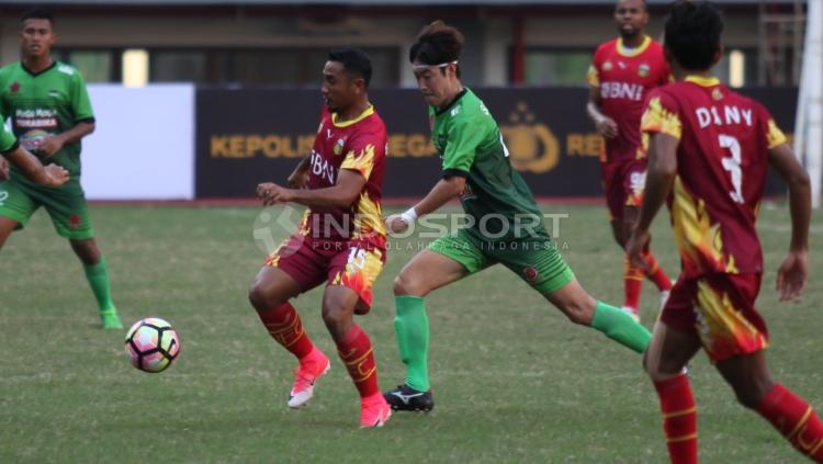 Hong Soon-hak mencoba mengambil bola dari pemain Bhayangakra FC.