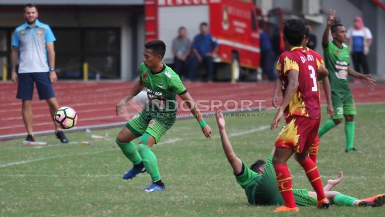 Duel pemain PS TNI dan Bhayangkara FC
