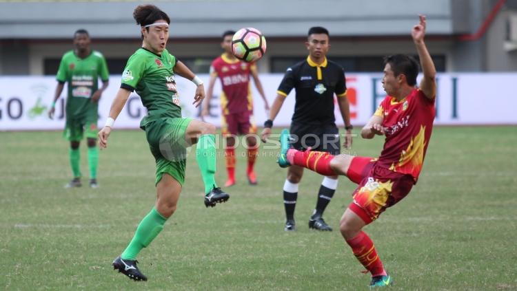 Duel pemain PS TNI dan Bhayangkara FC