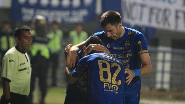 Selebrasi para pemain Persib Bandung usai benamkan Sriwijaya FC di Stadion GBLA. Copyright: Ginanjar/INDOSPORT.com