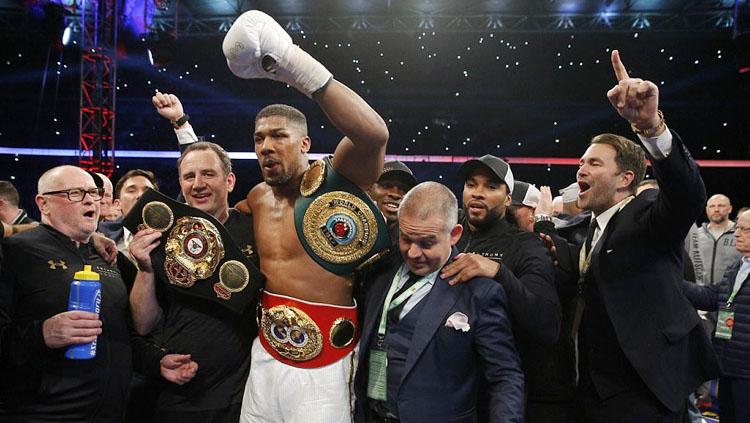 Anthony Joshua mengalahkan Wladimir Klitschko untuk gelar IBF dan WBA di Stadion Wembley. - INDOSPORT