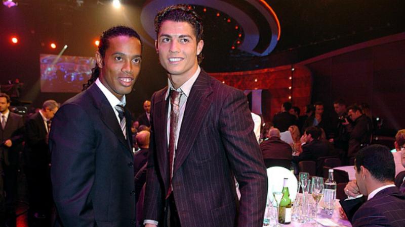 Ronaldinho (kiri) dan Cristiano Ronaldo dalam acara FIFPro World XI Player Awards 2005. Copyright: Jon Buckle - EMPICS / Contributor / Getty Images