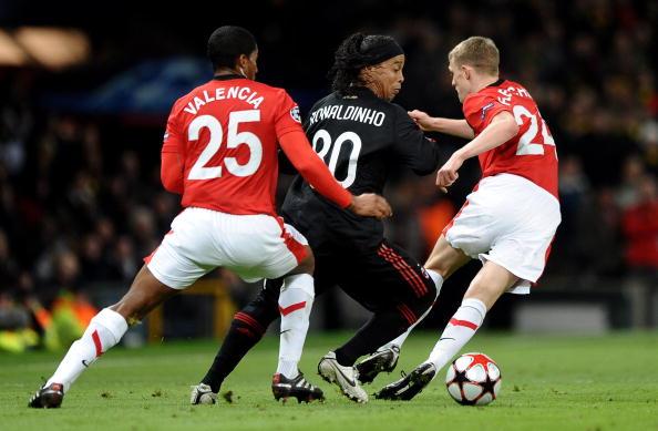 Ronaldinho (tengah) saat dijaga ketat dengan Valencia dan Fletcher. Copyright: Getty Images