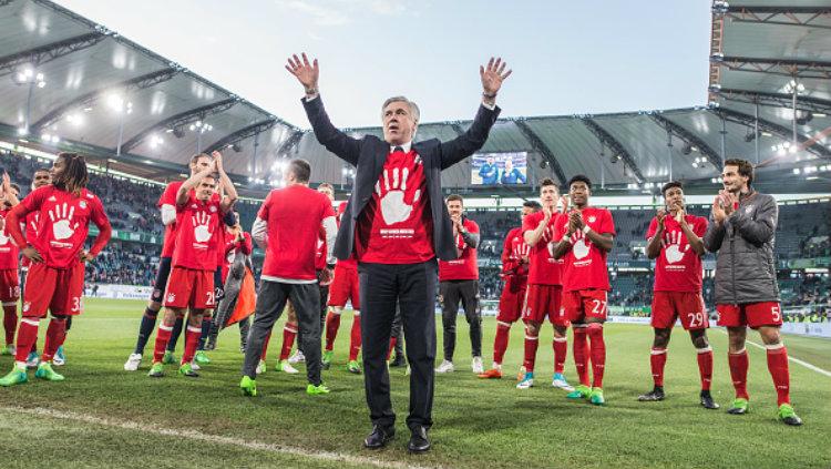 Carlo Ancelotti dan pemain Bayern Munchen berselebrasi setelah memenangkan Bundesliga Jerman sebanyak 5 kali berturut-turut. Copyright: Joern Pollex/Bundesliga/DFL via Getty Images