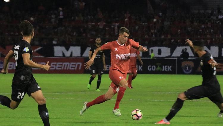 Marquee player PSM Makassar, Wiljan Pluim saat berusaha melewati hadangan pemain Persija Jakarta.