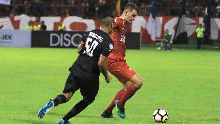 Marquee player PSM Makassar, Wiljan Pluim saat berusaha melewati hadangan pemain Persija Jakarta.