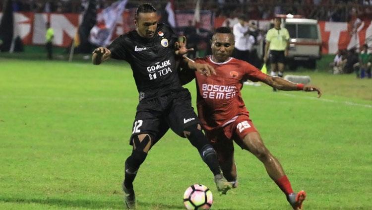 Pemain asing Persija, Rohit Chand saat berduel bola dengan pemain PSM Makassar.