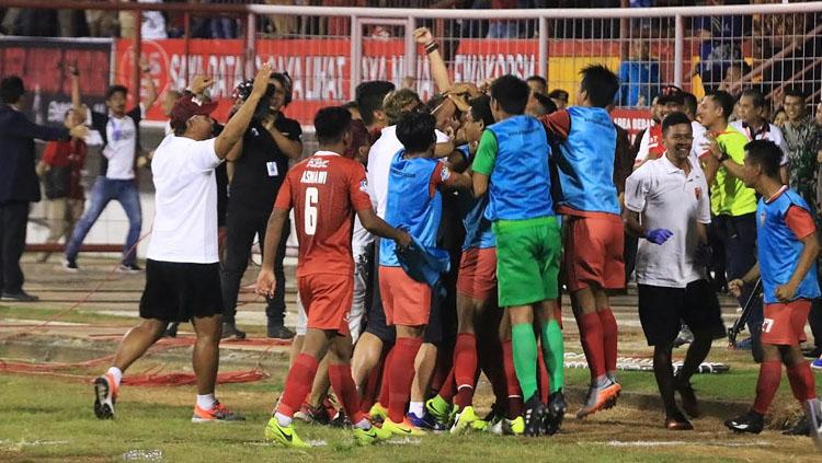 Selebrasi para pemain dan tim ofisial PSM Makassar usai memenangi laga kontra Persija Jakarta.