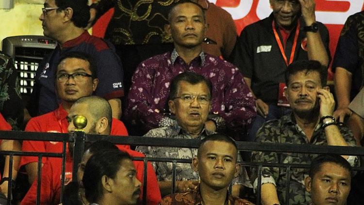 Wakil Presiden RI, Jusuf Kalla saat menyaksikan laga antara PSM Makassar vs Persija Jakarta.