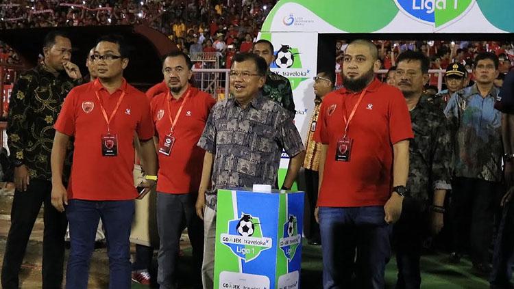 Wakil Presiden RI, Jusuf Kalla saat membuka pertandingan antara PSM Makassar vs Persija Jakarta.