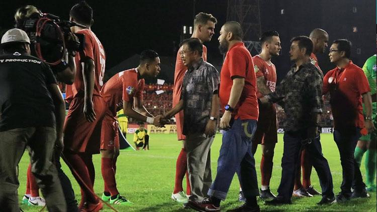 Wakil Presiden RI, Jusuf Kalla bersalaman dengan para pemain sebelum kick off PSM Makassar vs Persija Jakarta.