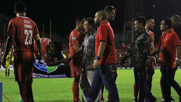 Wakil Presiden RI, Jusuf Kalla bersalaman dengan para pemain jelang kick off PSM Makassar vs Persija Jakarta.