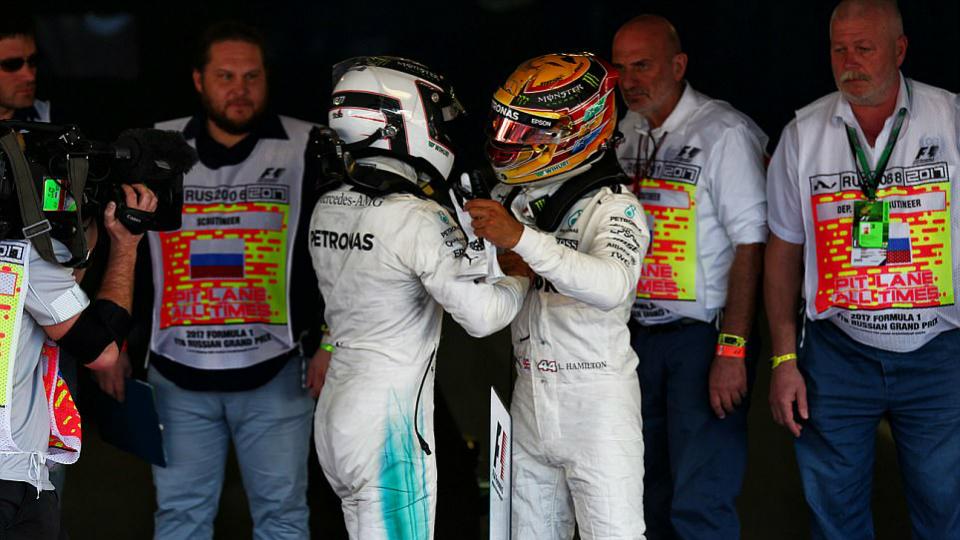 Lewis Hamilton (kanan) memberi selamat kepada Valtteri Bottas yang memenangkan GP Rusia. - INDOSPORT