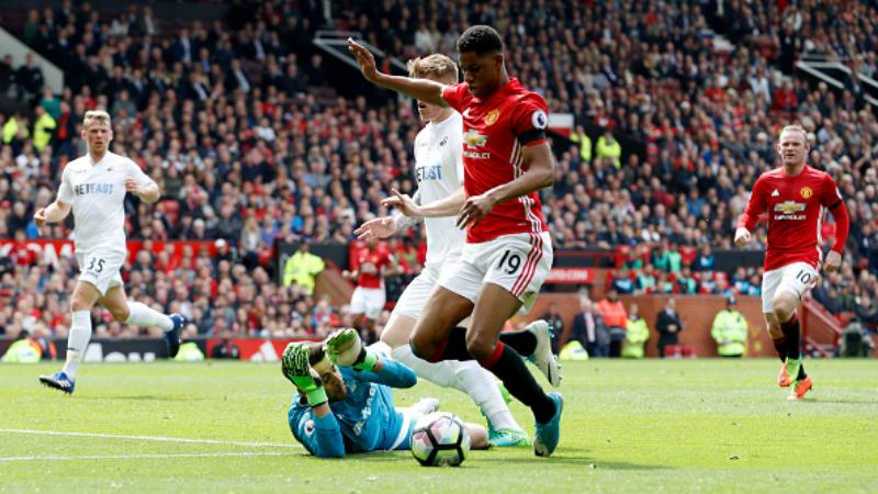 Marcus%20Rashford%20%28tengah%29%20berhadapan%20dengan%20Lukas%20Fabianski.