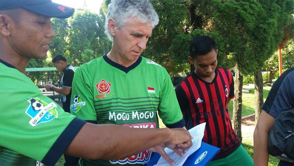 Pelatih%20kepala%20PS%20TNI%2C%20Ivan%20Kolev.