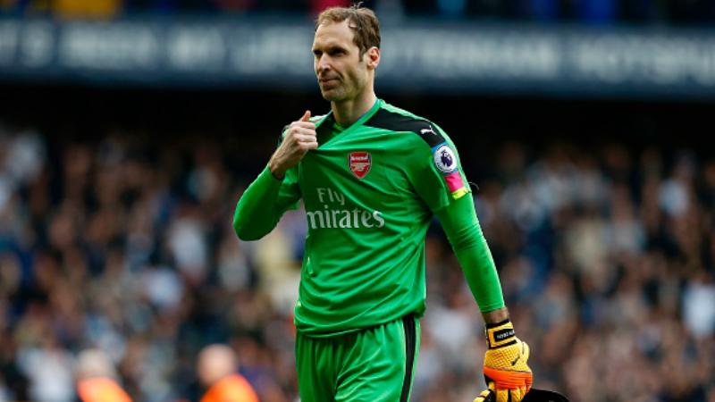 Peter Cech pasca pertandingan melawan Tottenham Copyright: IAN KINGTON / Stringer / Getty Images